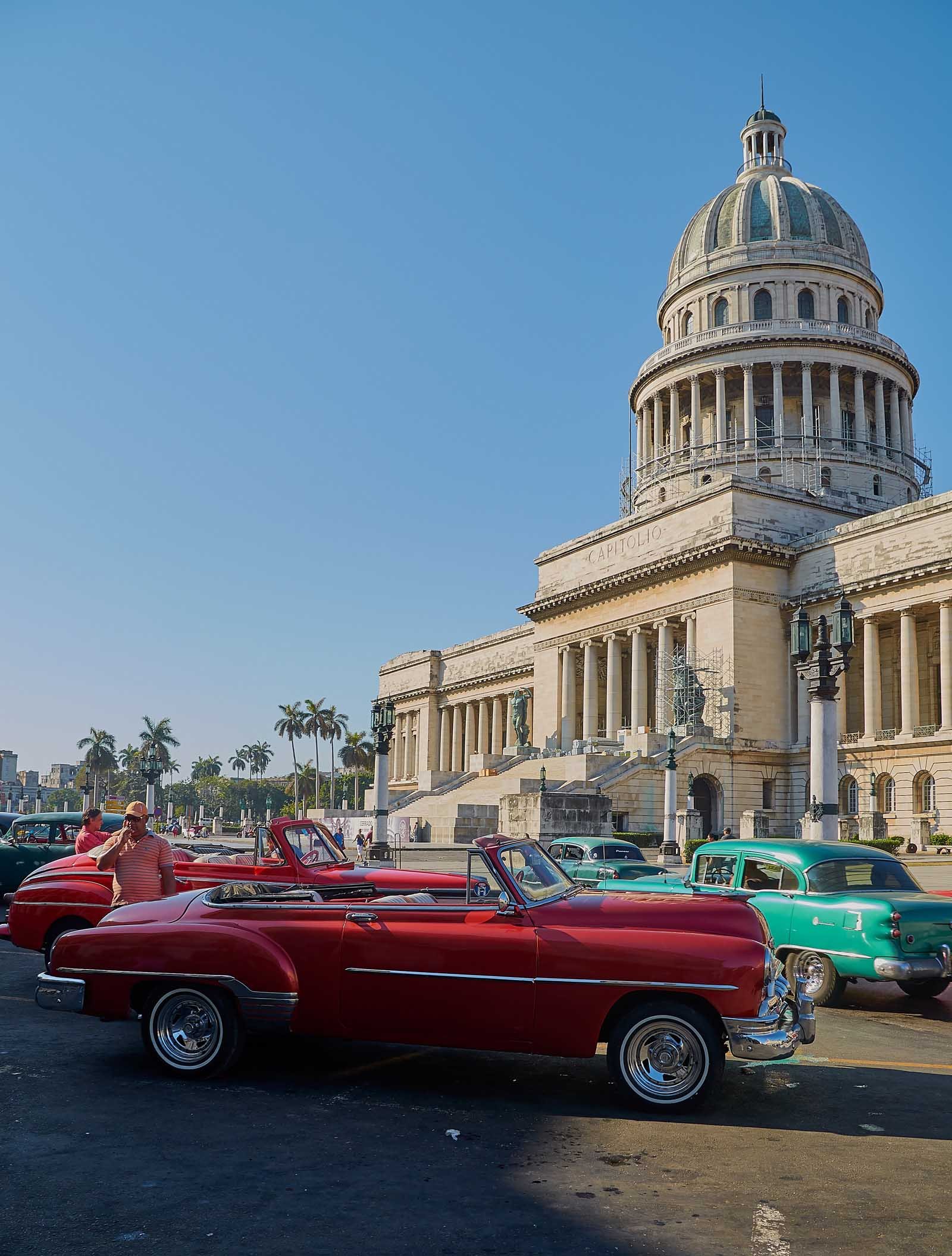 havana capitolio red car