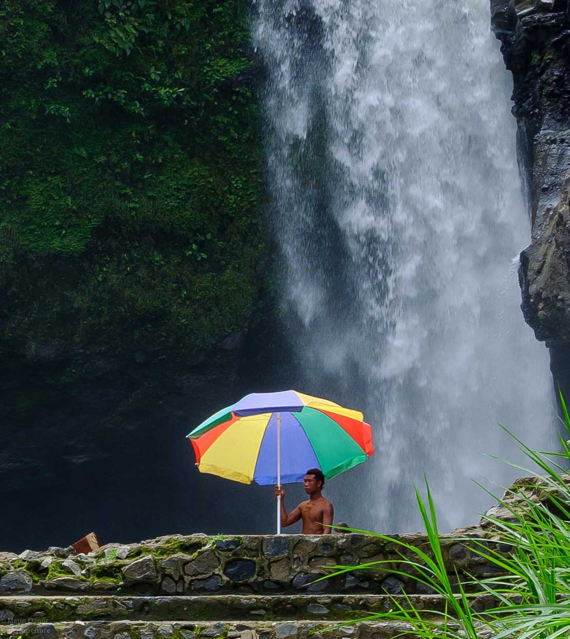 tegenungan waterfall umbrella