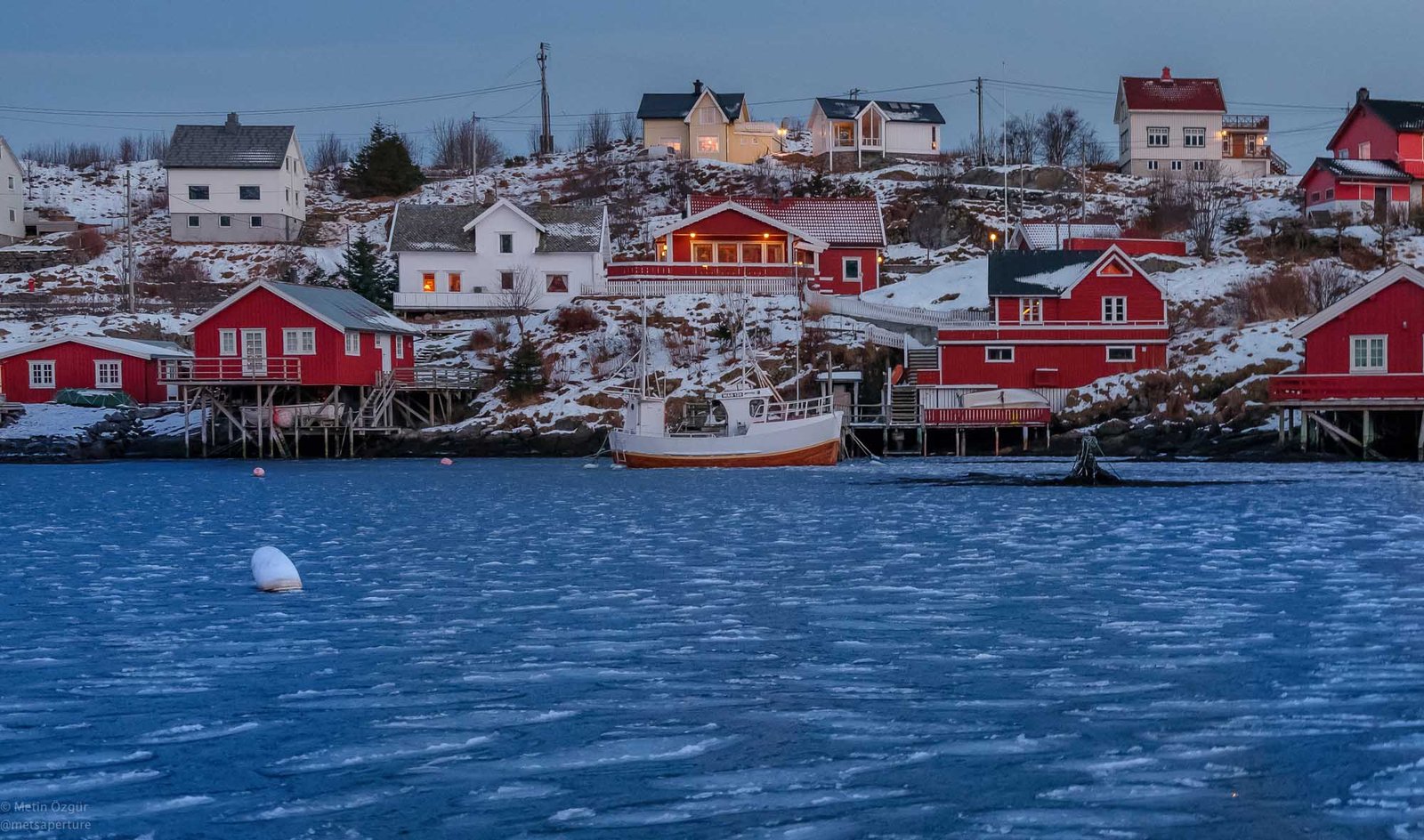lofoten red houses
